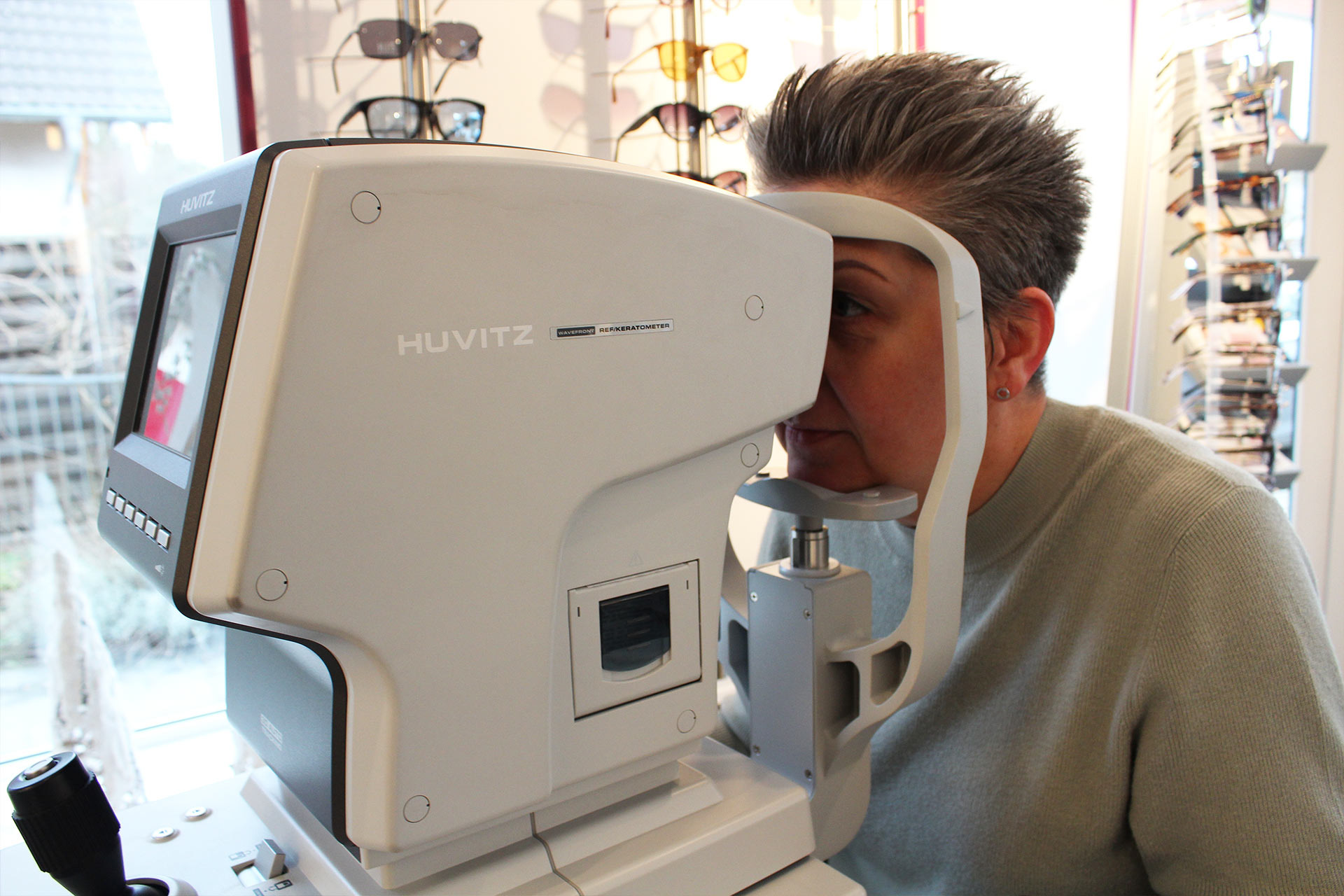 AugenBlick – Ihr Optiker Fachgeschäft in Biederitz_3D-Augenglasbestimmung, Führerschein-Sehtest, Hausbesuche, Kontaktlinsenanpassung und kostenloses Probe tragen und Beratung und Anpassung von vergrößernden Sehhilfen